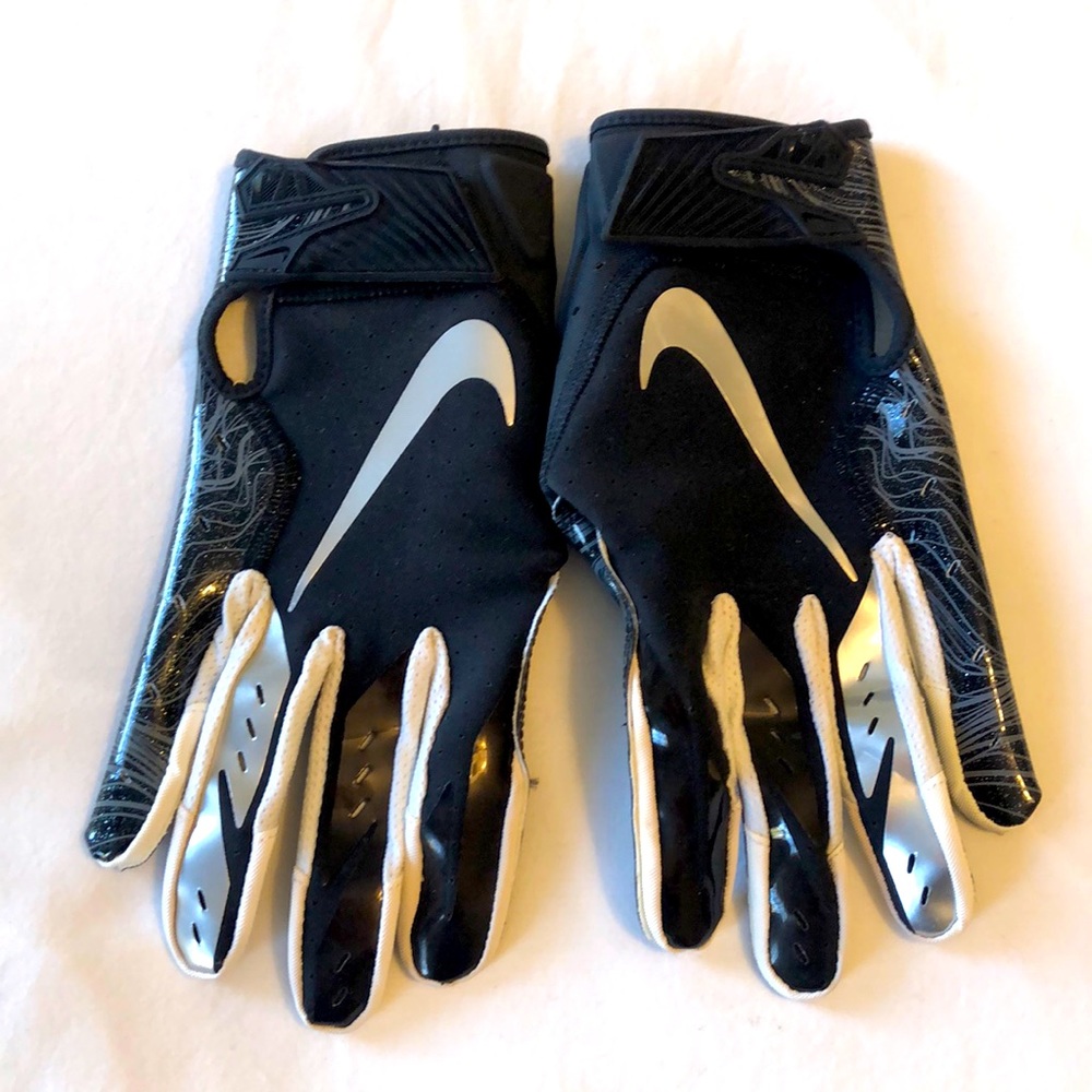 Brand new Nike Vapor Knit Elite R Football Gloves Men's M Black White